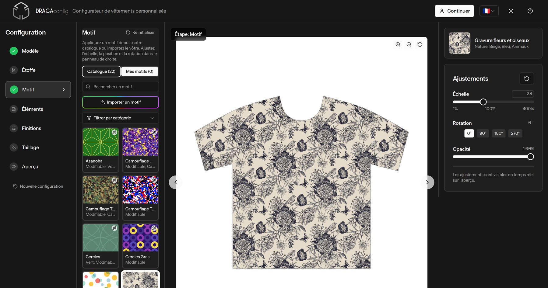 Dragaconfig à l'étape Motif : le catalogue d'imprimés à gauche, le t-shirt en aperçu porte le motif sélectionné, les réglages d'échelle et de rotation à droite